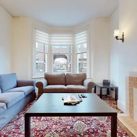 Cheerful 4 Bedroom Victorian House With Back Courtyard London Exterior photo