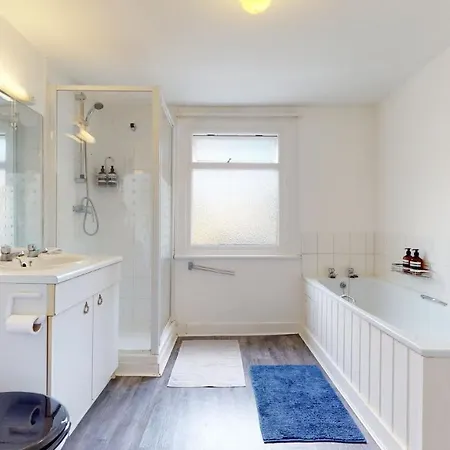 Cheerful 4 Bedroom Victorian House With Back Courtyard London Exterior photo
