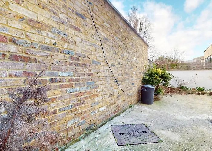 Cheerful 4 Bedroom Victorian House With Back Courtyard